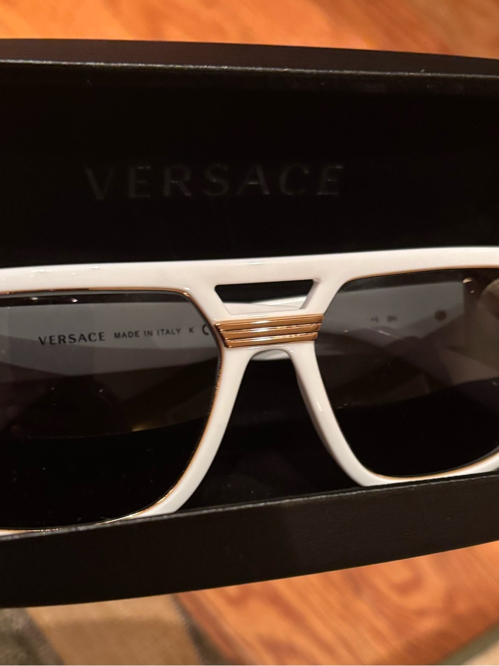 Authentic unisex White Versace Sunglasses 0VE4399 with gold logo - Picture 4 of 12